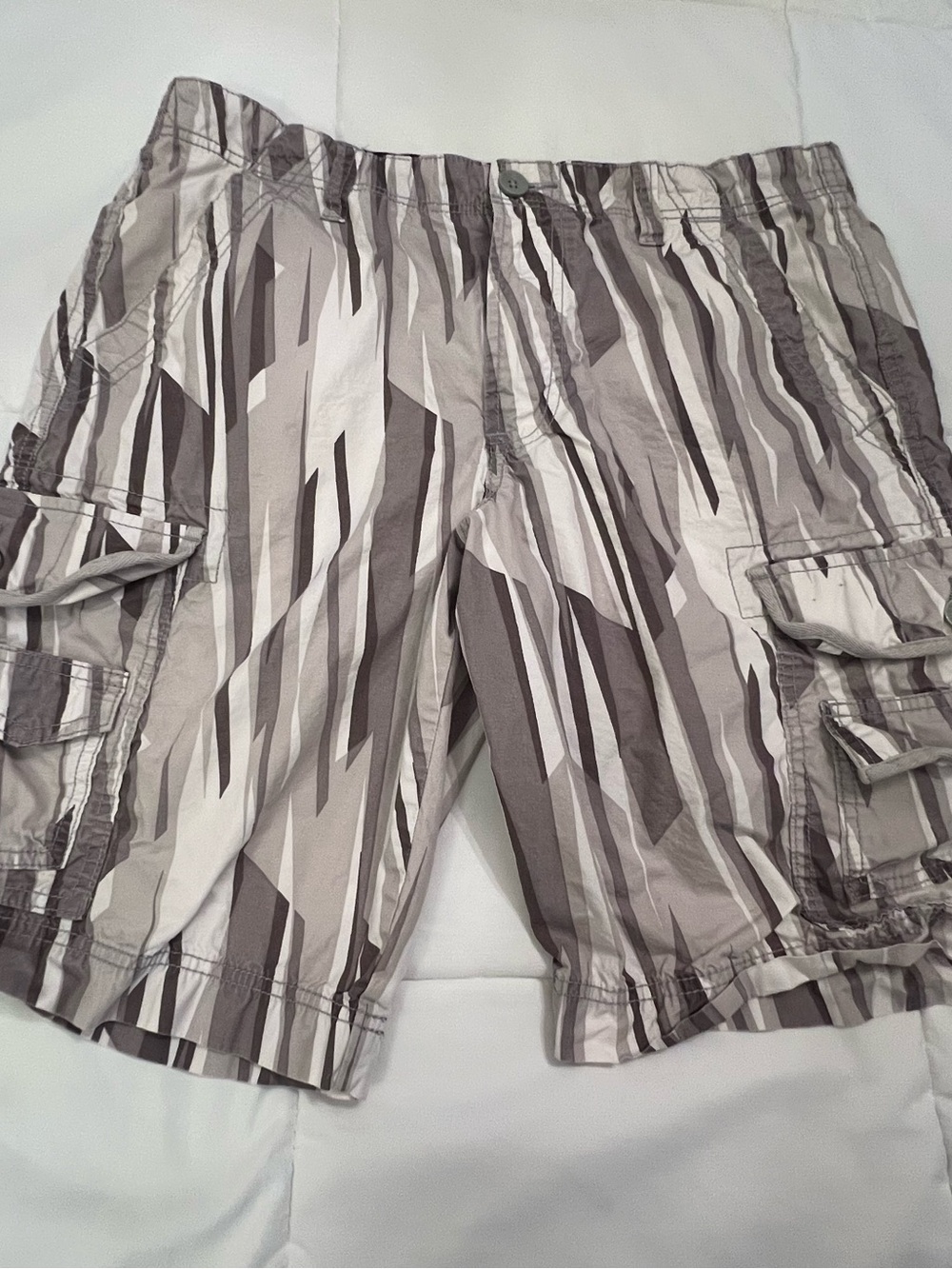 Calvin Klein Jeans Men’s 34” Gray White Striped Cargo Shorts Canvas Flat Front